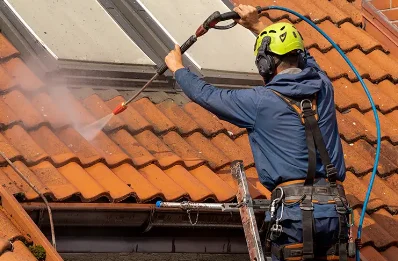 Démoussage et hydrofuge de toiture à Courouvre