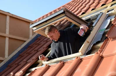 Pose de fenêtres de toit Velux à Courouvre